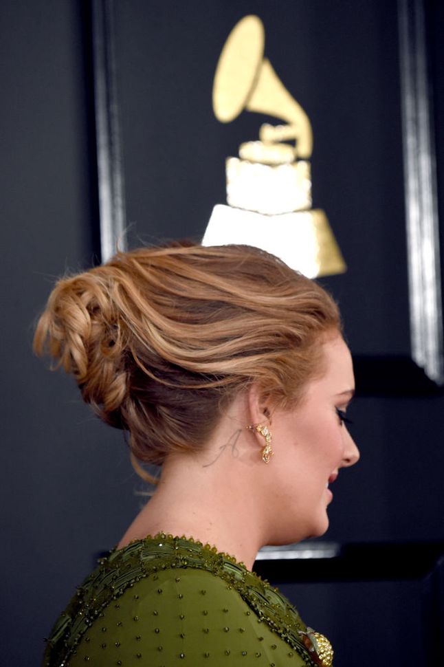 Adele także eksponuje swój tatuaż za uchem upiętymi wysoko fryzurami