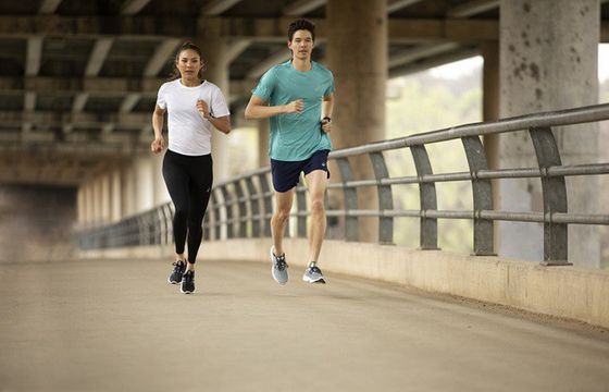 Asics zachęca do biegania w kampanii „Run to feel”