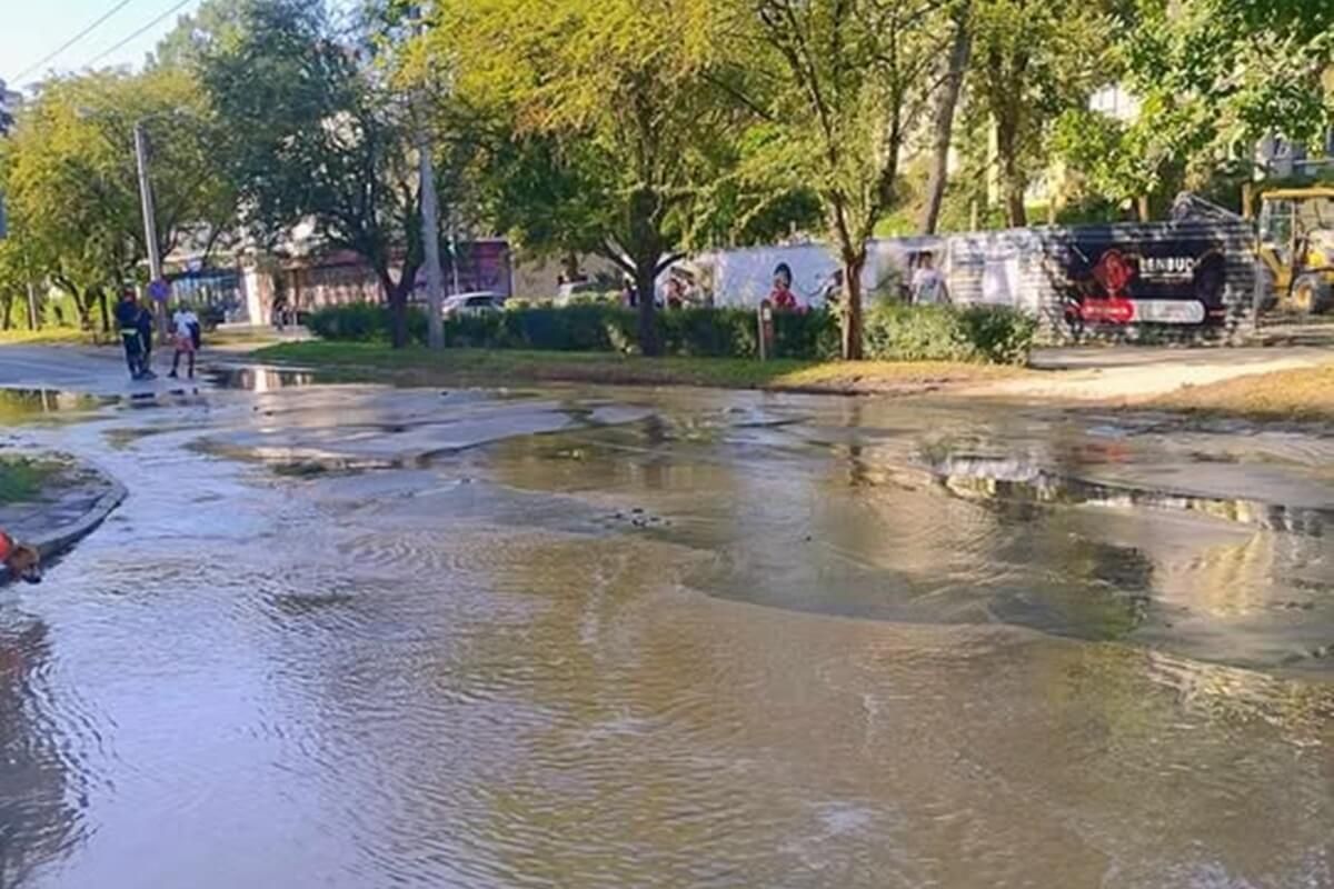 Duża awaria wodociągowa na ul. Głębokiej w Lublinie. Zalana i częściowo zapadnięta jezdnia, ulica zablokowana