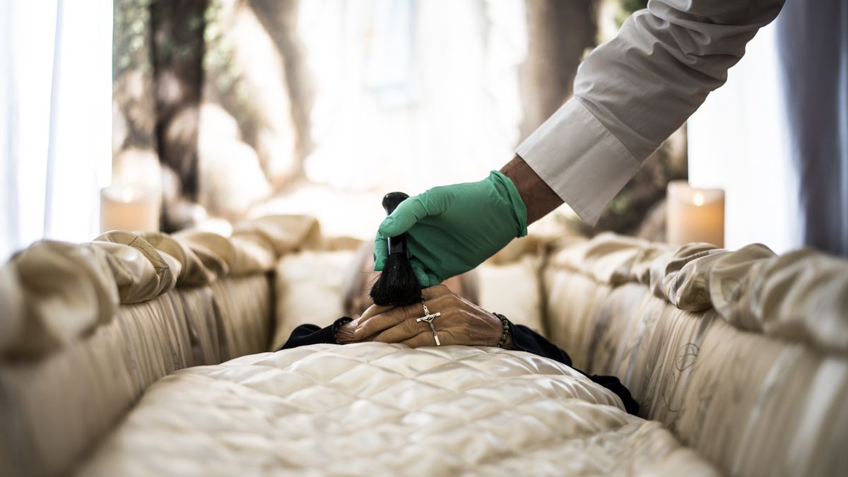 Polacy przekładają pogrzeby. Nie wszystkich stać na pochówek.