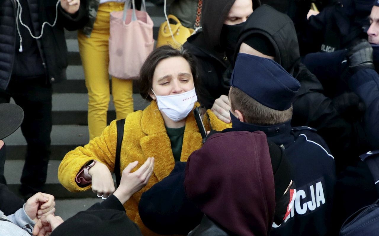 Klaudia Jachira przytoczyła rozmowę z inną posłanką. Kilka zdań pokazuje, jak wygląda rzeczywistość