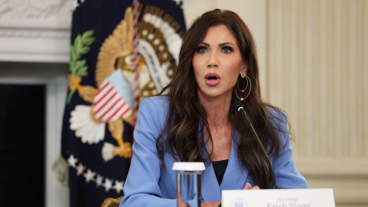 Kristi Noem, sekretarz