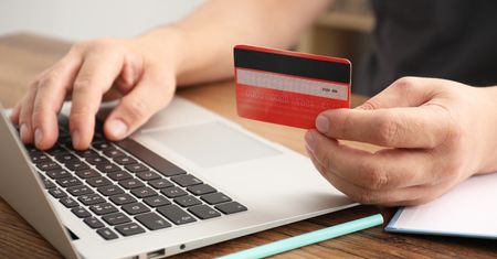 Wpisał w przelewie "rozliczenie-Kuba". Bank zablokował mu pieniądze