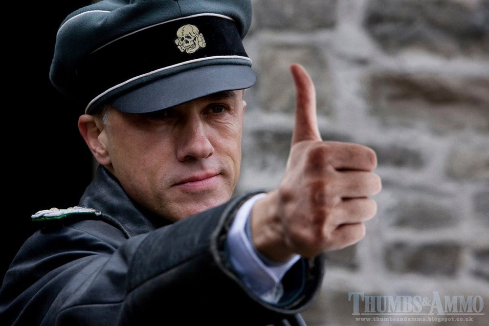 Nowy trend: kadry z kultowych filmów, na których broń zastąpiono aparatem z selfie oraz kciukiem do góry 19