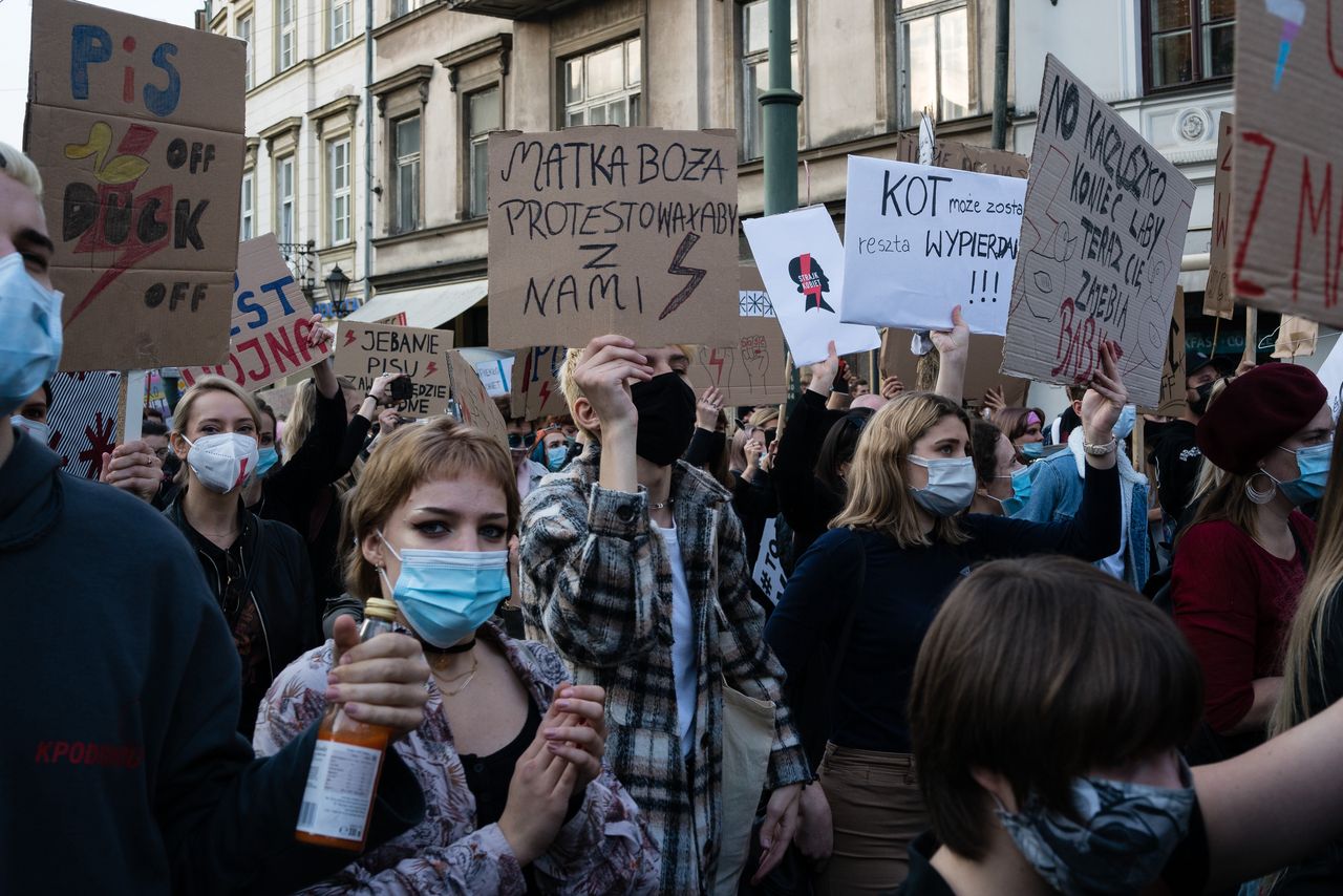 Polki idą na pocztę. Nietypowa forma protestu przeciwko wyrokowi TK