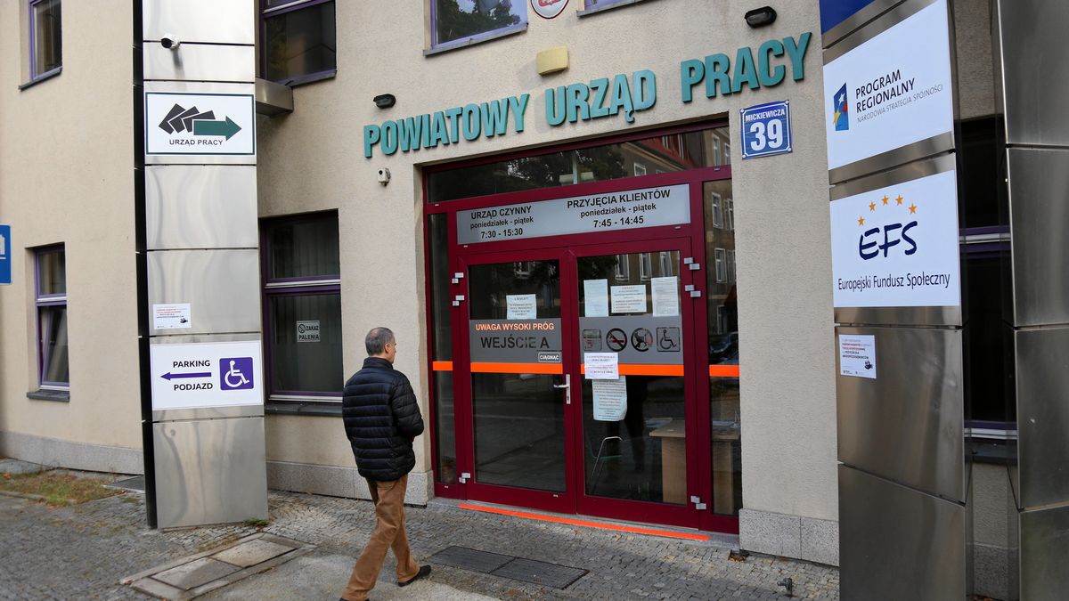 Pracodawcy publikują mniej ofert o pracę