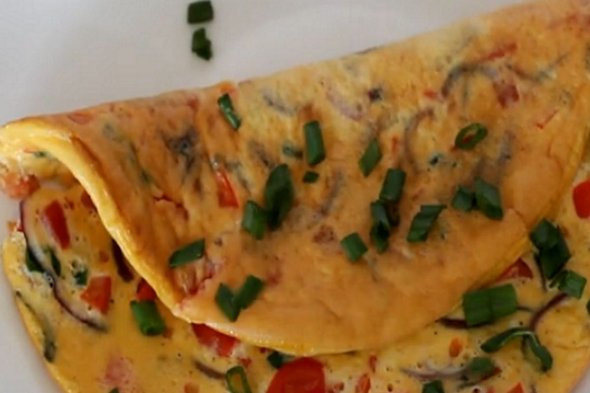 Idealny pomysł na pikantne śniadanie. Przepis na omlet po meksykańsku