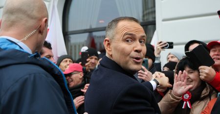 Znów to zrobił. Kamery pokazały, jak Nawrocki zażył snus