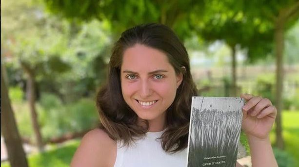 Maria Bugdalska (Dowbor-Baczyńska) z tomikiem poezji