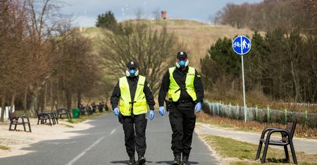 Koronawirus w Polsce. Zmiany w sklepach, do lasu bez maseczki. Znika część obostrzeń