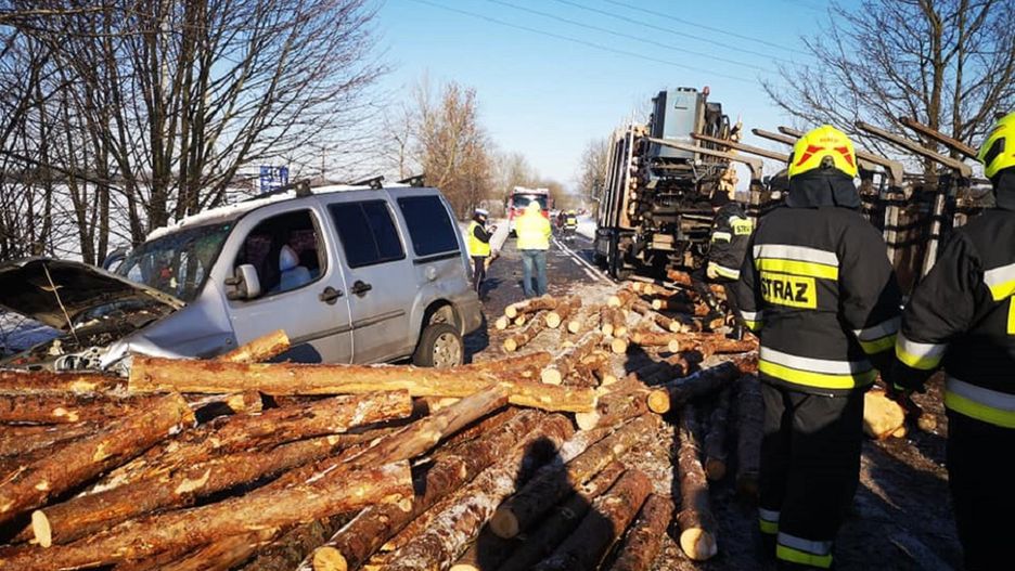 Groźny wypadek w Świdwinie. Przed maską zobaczył pale drzewa