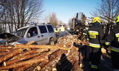 Groźny wypadek w Świdwinie. Przed maską zobaczył bale drzewa