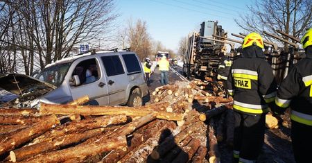 Groźny wypadek w Świdwinie. Przed maską zobaczył bale drzewa