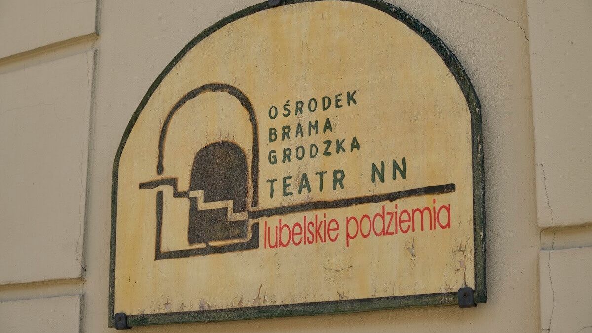 Szyld informacyjny nad wejściem do lubelskich podziemi