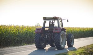 Nawet 1500 zł kary. Tak może się skończyć jazda ciągnikiem po ulicy