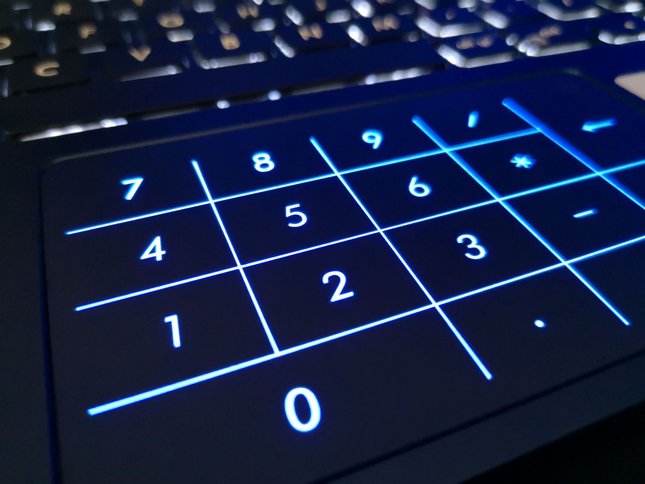 Wirtualna klawiatura wyświetlana jest na powierzchni gładzika po naciśnięciu przycisku w rogu płytki dotykowej.