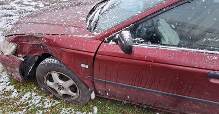 Nieodpowiedzialność za kierownicą. 26-latek pod wpływem alkoholu i narkotyków wjechał w latarnię