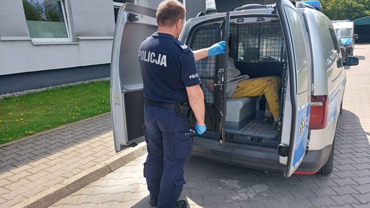 Groził sprzedawczyni nożem przez kaszankę. Był poszukiwany