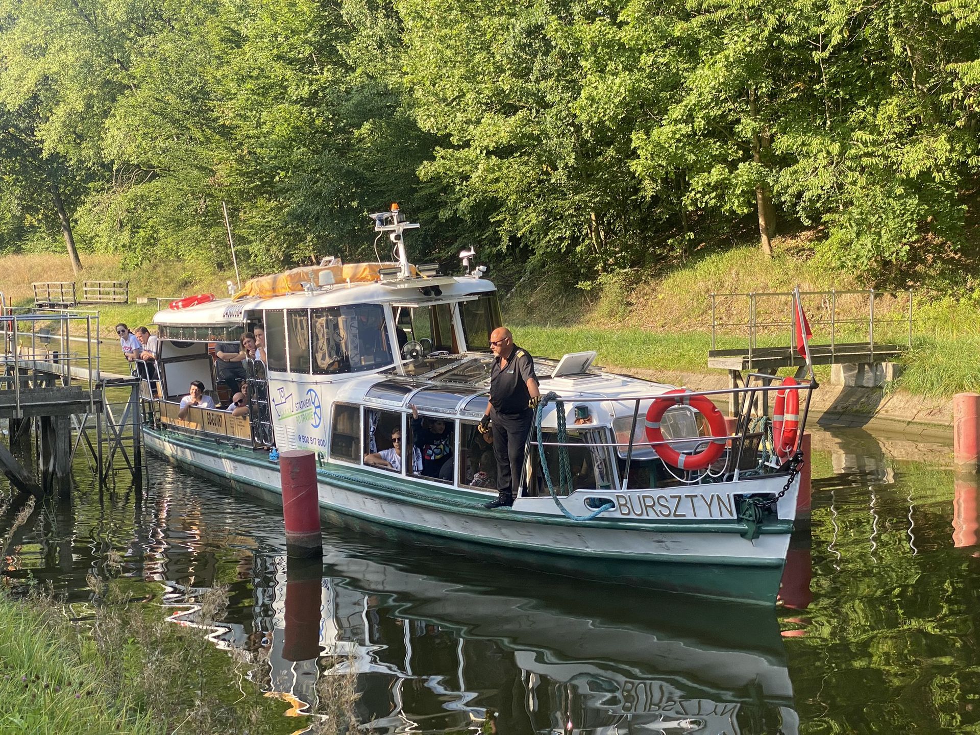 Statek "jedzie" po trawie. To jedyna taka atrakcja turystyczna na świecie. Rejs trwa kilka godzin, ceny zaczynają się od ok. 100 złotych za osobę dorosłą