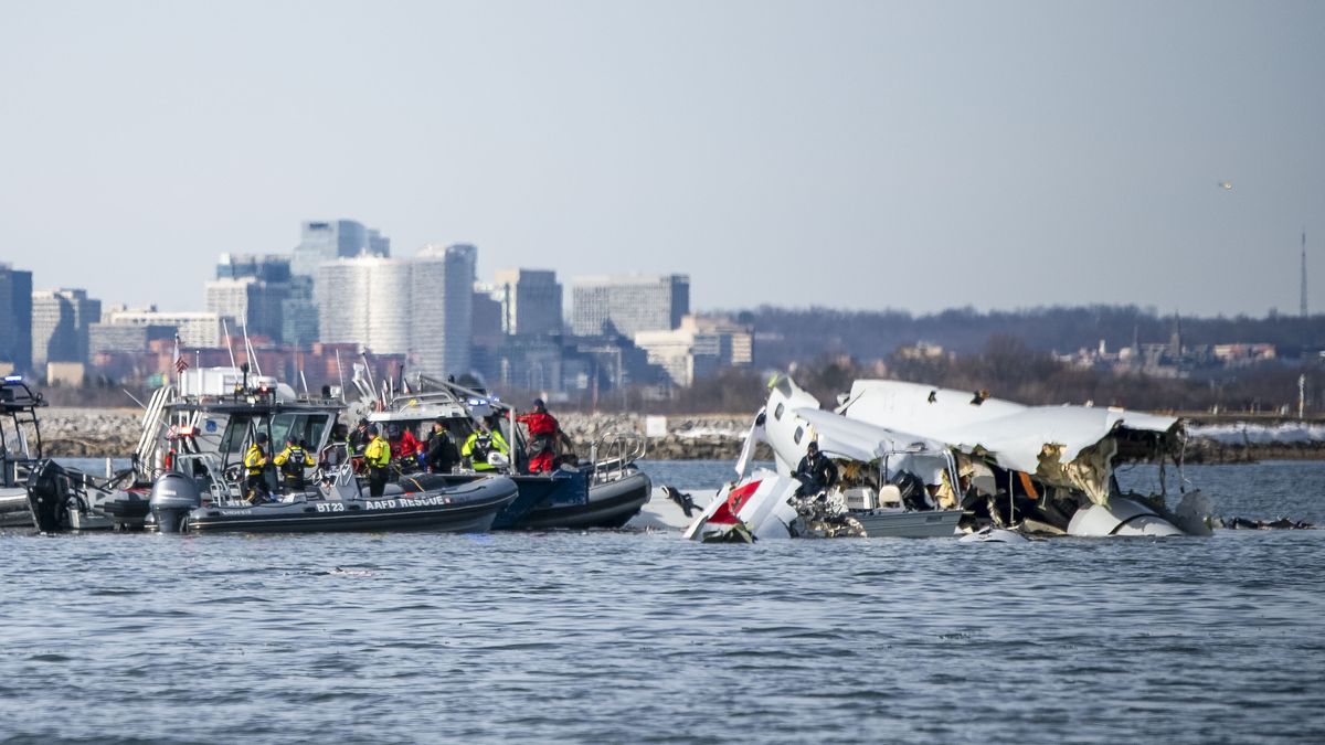 A handout photo made available by the US Coast Guard shows the wreckage of a commercial airplane (R) that collided with an US Army Black Hawk helicopter on Wednesday night in the Potomac River in Washington, DC, USA, 30 January 2025. A PSA Airlines Bombardier CRJ700 regional jet, carrying 64 people, collided in midair on 29 January with a US Army Black Hawk helicopter, carrying three US service members, while on approach to Ronald Reagan National Airport, killing everyone on board both aircraft. EPA/PETTY OFFICER 2ND CLASS TAYLOR BACON / US COAST GUARD HANDOUT HANDOUT EDITORIAL USE ONLY/NO SALES Dostawca: PAP/EPA.