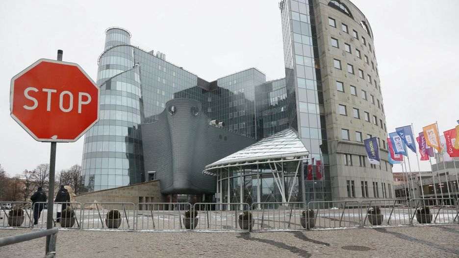 TVP na ul. Woronicza ogrodzone barierkami
Fot. Wojciech Olkusnik/East News, Warszawa,  22.12.2023. Siedziba Telewizji Polskiej przy ul. Woronicza zostala ogrodzona barierkami. 20 bm. prezes TVP zostal odwolany ze stanowiska podobnie jak wladze pozostalych mediow publicznych.
Wojciech Olkusnik