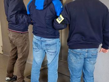 Zaoferował kurierowi 100 zł, żeby nie sprawdzał jego tożsamości