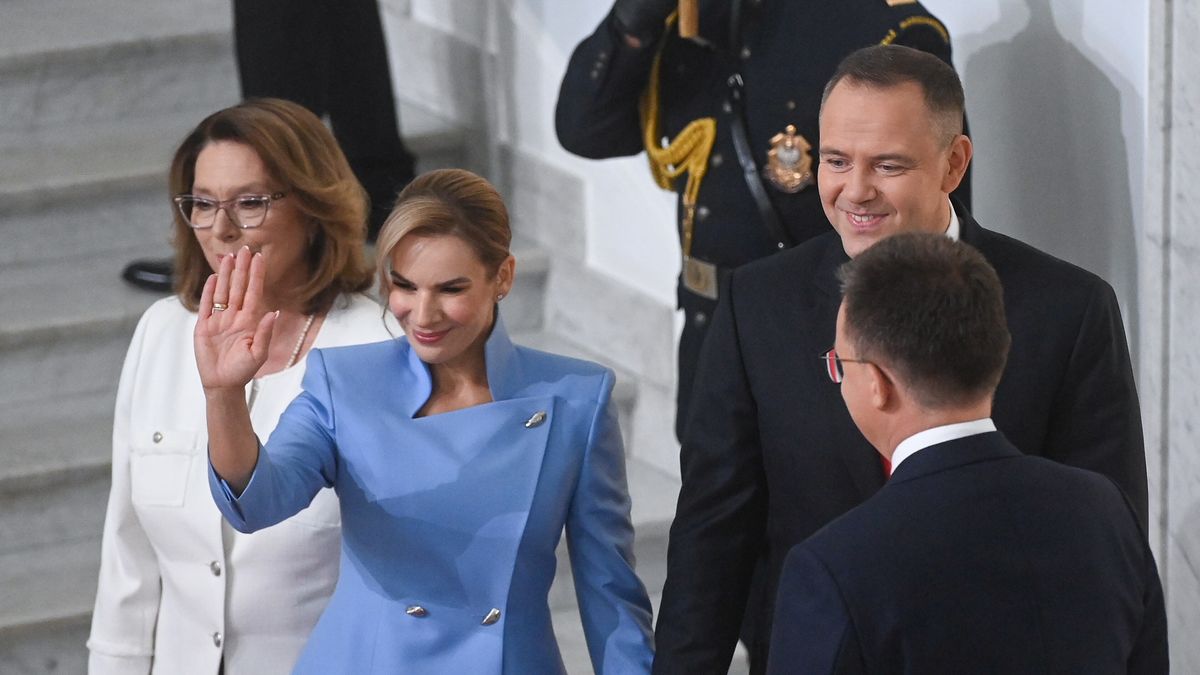 Warszawa, 06.08.2025. Uroczystość zaprzysiężenia Prezydenta RP Karola Nawrockiego przed Zgromadzeniem Narodowym. Prezydent elekt Karol Nawrocki (2P) z małżonką Martą Nawrocką (2L), marszałek Senatu Małgorzata Kidawa-Błońska (L) oraz marszałek Sejmu Szymon Hołownia (P) w Sejmie w Warszawie, 6 bm. Karol Nawrocki, dotychczasowy prezes IPN, zostanie zaprzysiężony na Prezydenta Rzeczypospolitej Polskiej. Podczas Zgromadzenia Narodowego następca Andrzeja Dudy złoży przysięgę prezydencką, po której formalnie obejmie urząd głowy państwa. (ad) PAP/Piotr Nowak