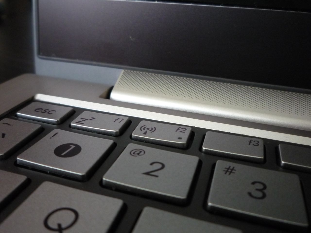 Asus Zenbook UX21E - poprzechylane płytki klawiszy to, niestety, norma