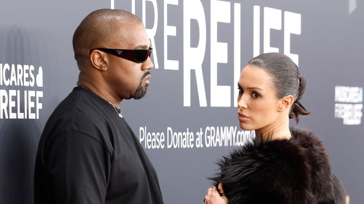 Bianca Censori załamuje ręce. "Nie zgadza się z jego poglądami"