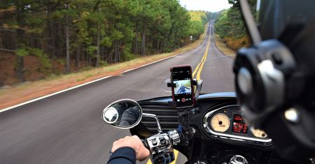 Apple ostrzega. Motocykle mogą uszkodzić iPhone'y