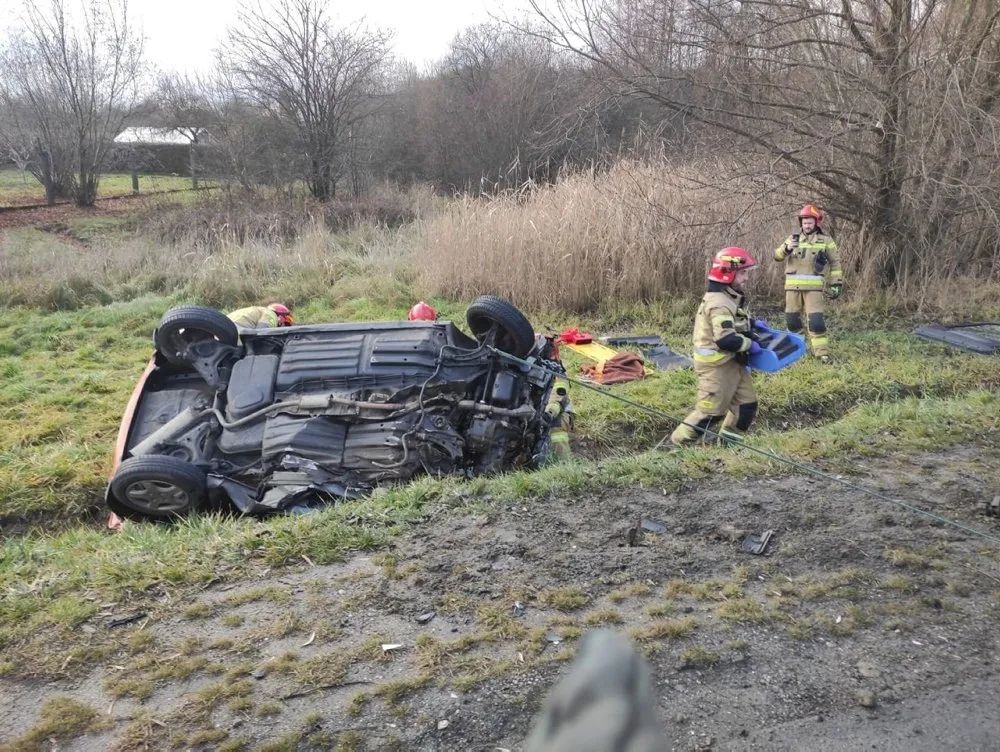 Fiat uderzył w ciężarówkę. Rannych uwalniali strażacy. 