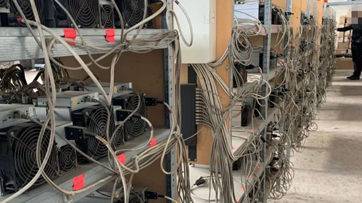 Nielegalna kopalnia kryptowalut na Ukrainie. Przestępcy podpięli się do sieci kolejowej