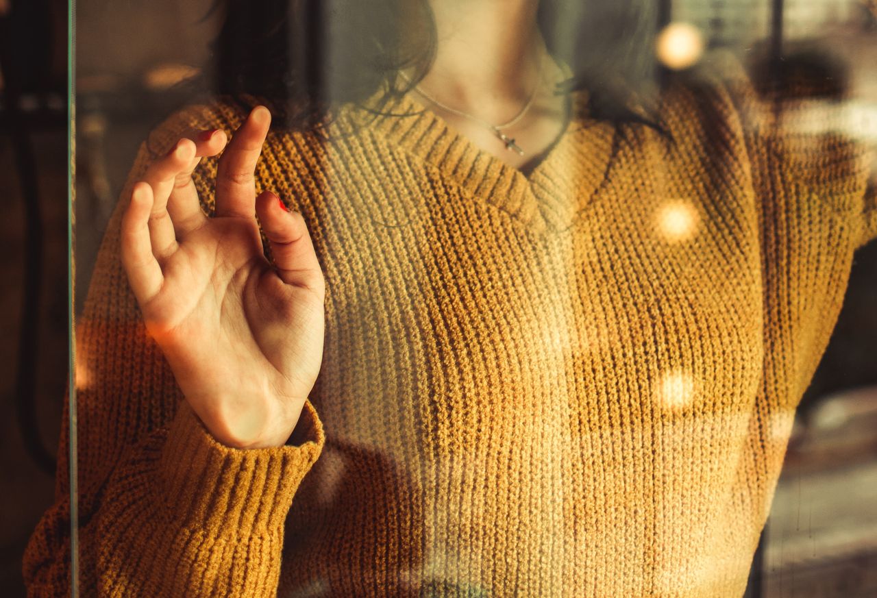 Sweter z dekoltem w serek to świetny wybór dla pań z dużym biustem