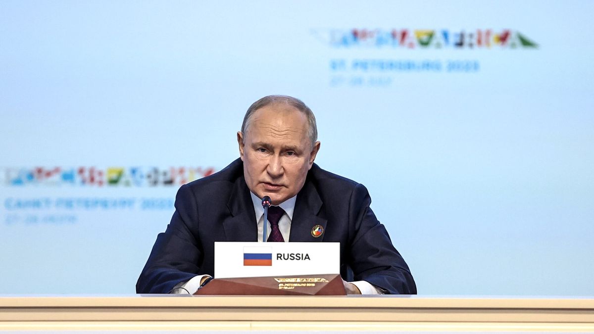 A handout photo made available by TASS Host Photo Agency shows Russian President Vladimir Putin addressing a plenary session during the Second Summit 'Russia-Africa' Economic and Humanitarian Forum in St.Petersburg, Russia, 28 July 2023. The Second Summit Economic and Humanitarian Forum 'Russia-Africa' takes place from 27 July to 28 at the Expoforum congress-exhibition center in St.Petersburg. EPA/MIKHAIL TERESCHENKO / TASS HOST PHOTO AGENCY/ HANDOUT --MANDATORY CREDIT-- HANDOUT EDITORIAL USE ONLY/NO SALES Dostawca: PAP/EPA.