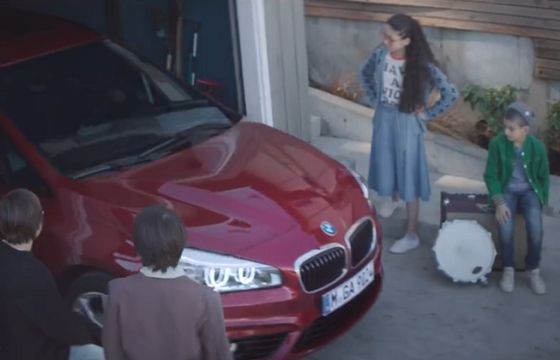 „Witamy w rodzinie” - dziecięcy zespół reklamuje BMW serii 2 Gran Tourer (wideo)