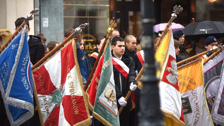 Zgromadzenie patriotyczne przy ratuszu w Zielonej Górze