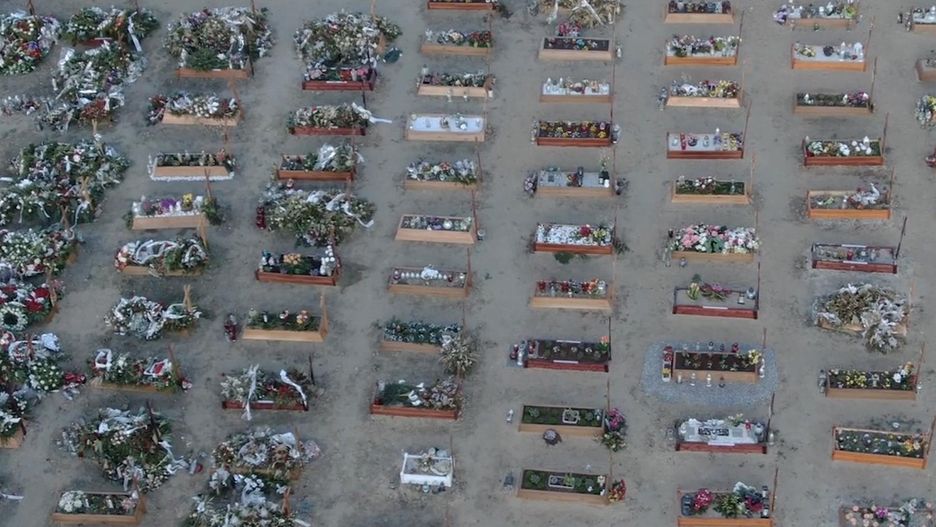 Skutek trzeciej fali epidemii. Wiosną 2021 zapełniały się nowe kwatery na jednym z cmentarzy komunalnych w Warszawie