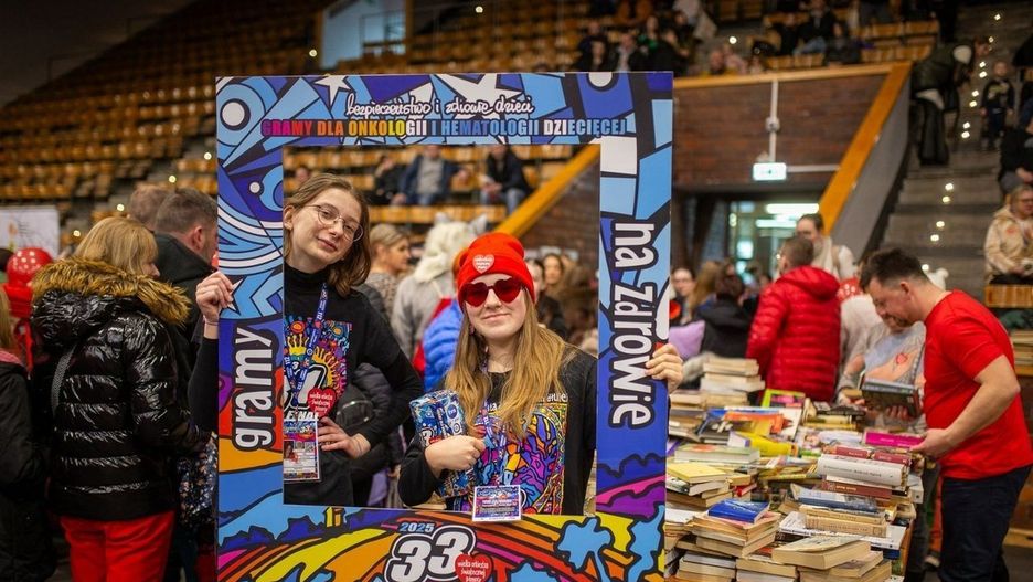 WOŚP w Słupsku w 2025 roku - hala Gryfia wypełniona atrakcjami i wielkimi sercami.