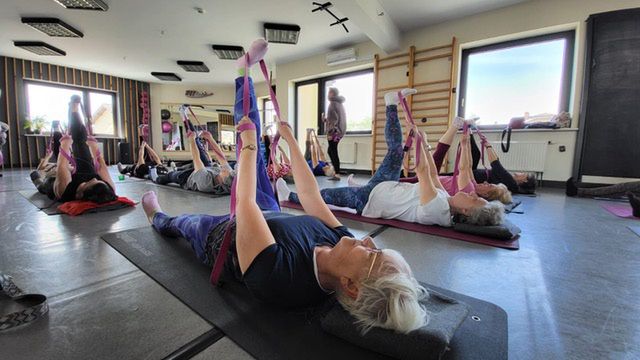 Seniorzy ćwiczą pilates