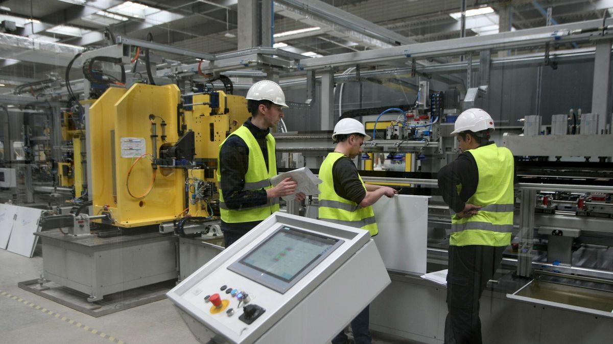 Wroc?awska fabryka B/S/H
20.04.2017 WROCLAW  WROCLAWSKA FABRYKA B/S/H DAWNY FAGOR MASTERCOOK PRZYGOTOWUJE SIE  DO URUCHOMIENIA PRODUKCJI AGD WROCLAW FABRYKA LODOWKI ULICA ZMIGRODZKA . BEDZIE PRODUKOWALA PRODUKTY BOSCH SIEMENS . LINIA PRODUKCYJNA NOWA FABRYKA   GAZETA WROCLAWSKA  TOMASZ HOLOD / POLSKA PRESS
FOT. TOMASZ HO