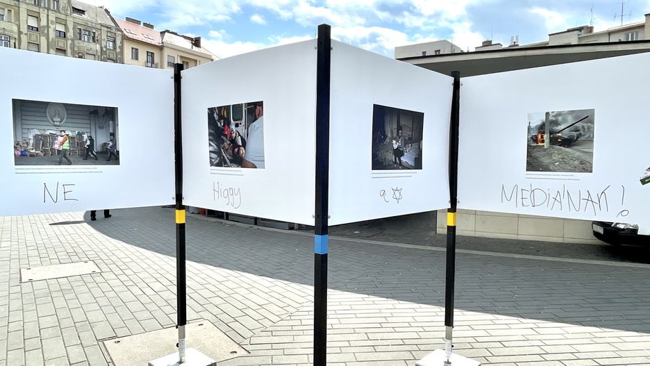 Budapeszt: zniszczona wystawa o rosyjskiej napaści na Ukrainę. Skandaliczne hasła negujące rosyjską napaść 