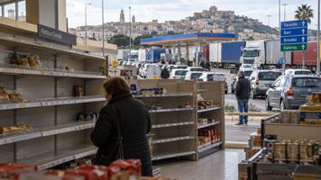 Włochy na skraju paraliżu. Brakuje paliwa, sklepy pustoszeją, a słynne fabryki makaronu wstrzymują produkcję