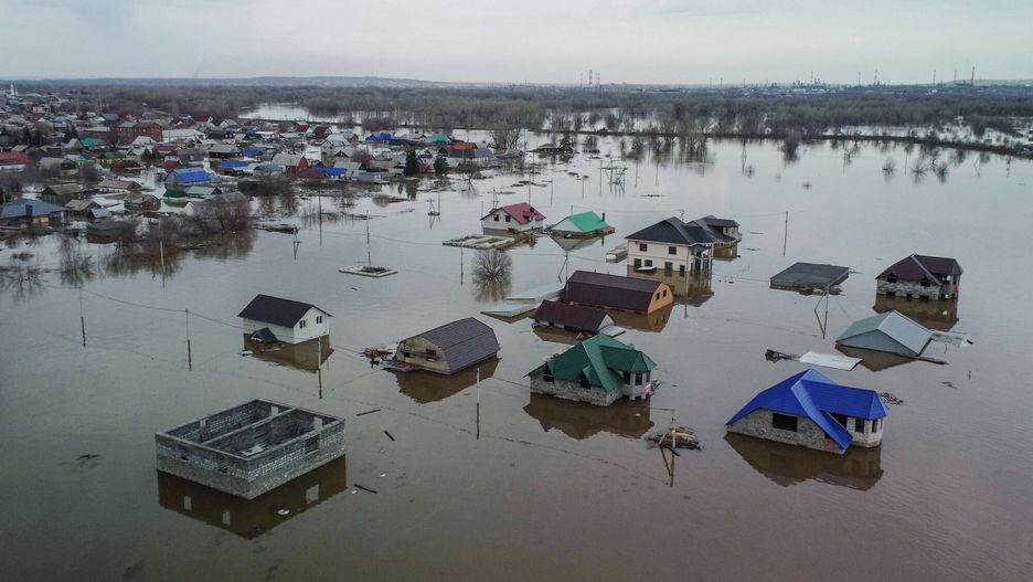 Pow�d? w RosjiRussia Floods 8656380 06.04.2024 A view shows the flooded area following the dam breach in the city of Orsk, Orenburg Region, Russia. Aerial video grab. Sputnik Orsk Orenburg region Russia PUBLICATIONxINxGERxSUIxAUTxESTxLTUxLATxNORxSWExDENxNEDxPOLxUKxONLY Copyright: xxIMAGO