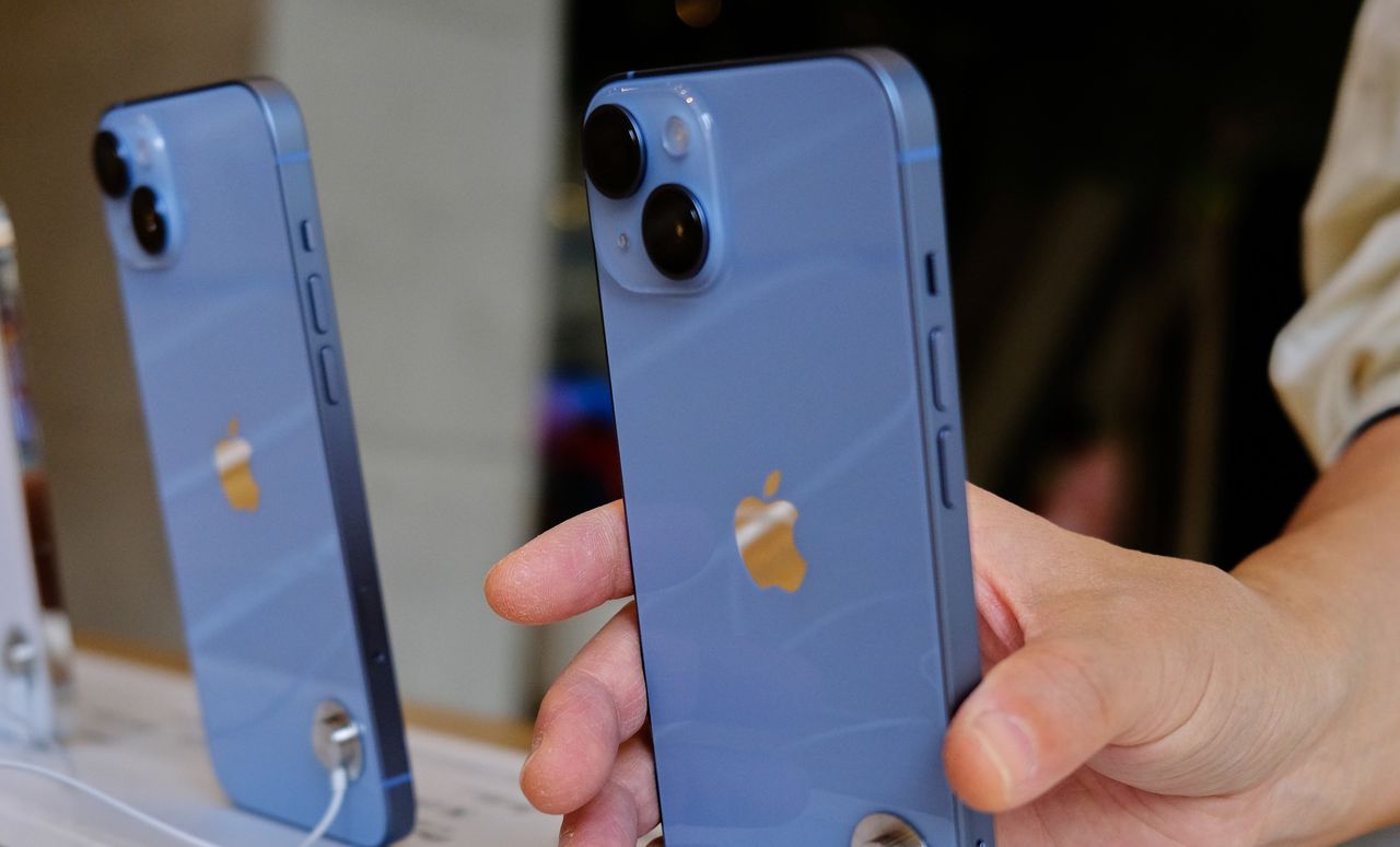 iPhone'y 14 są w Polsce droższe od poprzedników (Zhang Peng/LightRocket via Getty Images)