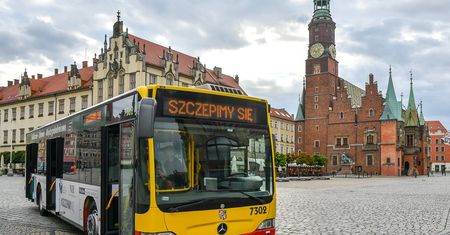 Wrocław. Mobilny punkt szczepień już w trasie. Autobus ze szczepionkami przyjedzie na twoje osiedle
