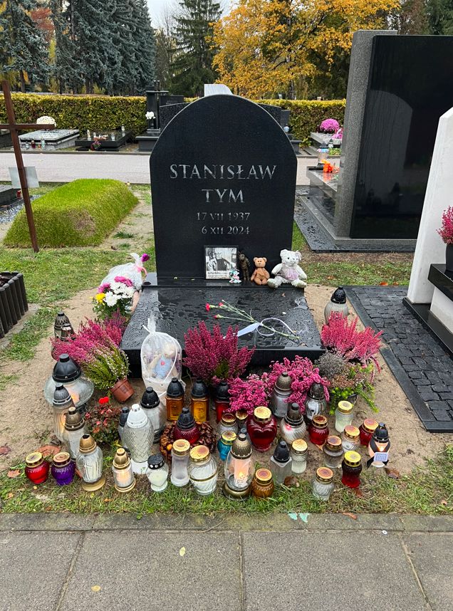 Grób Stanisława Tyma na Powązkach