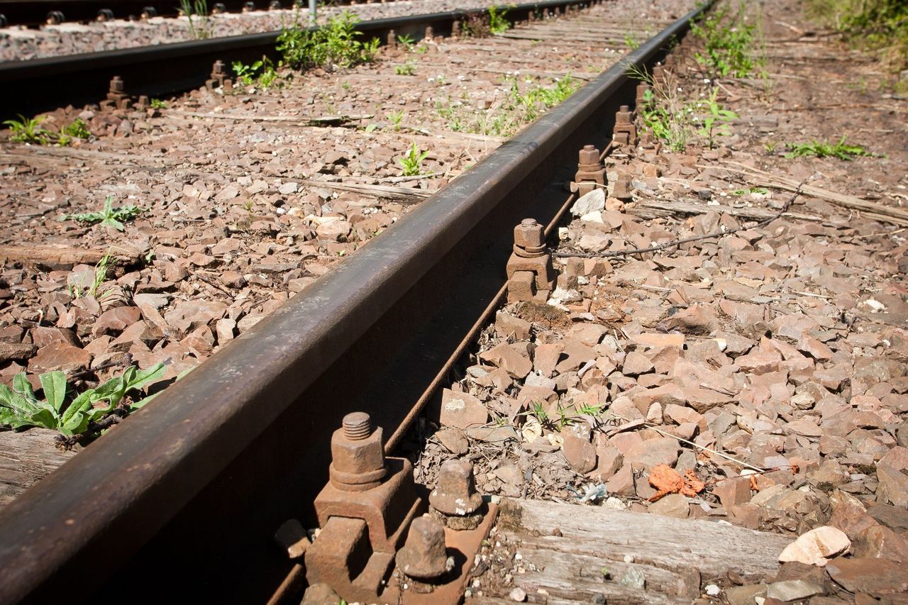 Uszkodzone tory na Mazowszu. Problem dostrzegł maszynista