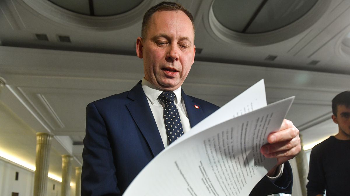 Warszawa, 26.03.2024. Przewodniczący KP KO Zbigniew Konwiński na konferencji prasowej w Sejmie w Warszawie, 26 bm. Temat: Wniosek o postawienie Adama Glapińskiego przed Trybunałem Stanu. (ad) PAP/Piotr Nowak