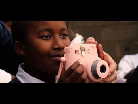 Chris Jackson pokazuje fotografię dzieciom w ramach Lesotho Photo Project 1