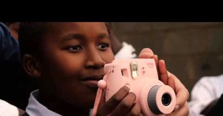 Chris Jackson pokazuje fotografię dzieciom w ramach Lesotho Photo Project
